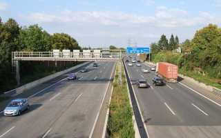 Что такое разделительная полоса на дороге