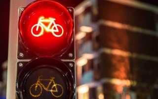 Треугольный светофор с белыми огнями для кого