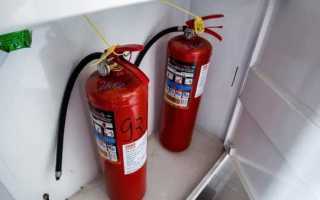 Что следует учитывать при выборе типа огнетушителей для защиты помещений