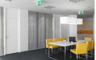 Чем должны отличаться светильники аварийного освещения от светильников рабочего освещения