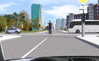 Из какой полосы разрешено выехать на данный перекресток