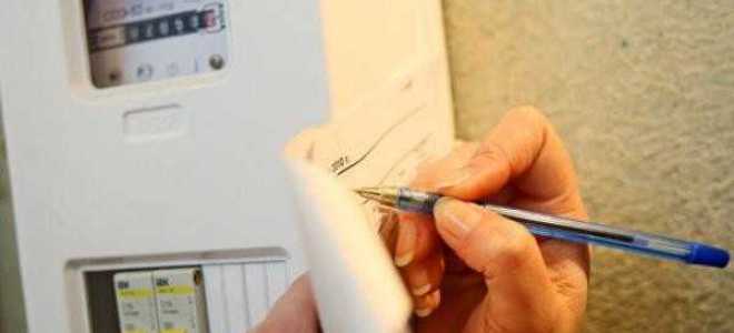 Кому допускается записывать показания электросчетчиков в помещениях распределительных устройств