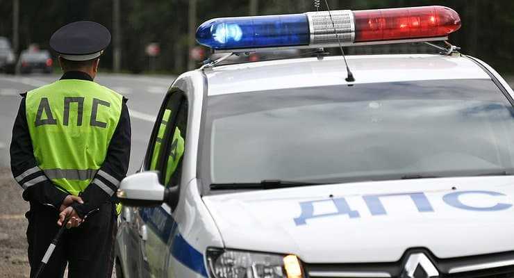 undefinedПродолжаемое правонарушение</strong> включает в себя несколько отдельных противоправных деяний, объединённых единым умыслом и схожими обстоятельствами, происходящих одно за другим с небольшими интервалами. Например, неоднократное превышение скорости в течение одной поездки с несколькими остановками.»></p>
<p><em>Юридически важно различать эти понятия для правильного квалифицирования и применения санкций:</em> длящееся правонарушение признаётся одним составом с длительностью, а продолжаемое рассматривается как серия связанных нарушений с возможным суммированием наказаний.</p>
<p>При оформлении протокола инспектор должен фиксировать именно характер нарушения: если правонарушение длится постоянно без прерывания, применяется статья о длящемся правонарушении, если же фиксируется серия отдельных нарушений – продолжаемое правонарушение.</p>
<p>Для водителей и юристов важно учитывать эти различия при подготовке доказательств и защите прав, поскольку длящиеся нарушения могут требовать технической экспертизы, а продолжаемые – детального анализа каждой фиксируемой ситуации.</p>
<h2>Вопрос-ответ:</h2>
<h4>Что именно понимается под длящимся правонарушением в ПДД?</h4>
<p>Длящееся правонарушение в ПДД — это действие или бездействие, которое нарушает правила дорожного движения и продолжается во времени, а не является единичным эпизодом. Примером может служить длительное движение по выделенной полосе для общественного транспорта или постоянное превышение установленного скоростного режима на определённом участке дороги. Главное отличие такого нарушения — оно охватывает период, в течение которого продолжается само противоправное поведение.</p>
<h4>Как определить момент окончания длящегося нарушения правил дорожного движения?</h4>
<p>Окончание длящегося правонарушения определяется по факту прекращения противоправного поведения. Например, если водитель двигался по запрещённой полосе, то окончание нарушения наступит в момент, когда он покинет эту полосу. Важно, что нарушение не ограничивается одной точкой времени, а длится на протяжении периода. Это влияет на оценку и квалификацию деяния со стороны уполномоченных органов.</p>
<h4>Чем длящееся правонарушение отличается от продолжающегося нарушения в контексте ПДД?</h4>
<p>В юридической практике терминология «длящееся» и «продолжающееся» правонарушение часто пересекается, но имеет свои особенности. Длящееся нарушение характеризуется постоянством противоправного действия или бездействия, которое длится во времени, тогда как продолжающееся нарушение может подразумевать несколько эпизодов нарушения, связанных между собой одним умыслом или целью. В сфере ПДД длящееся нарушение обычно воспринимается как непрерывное состояние, например, движение с превышением скорости на протяжении всего участка, а продолжающееся может охватывать несколько разовых нарушений подряд.</p>
<h4>Какие последствия для водителя возникают при выявлении длящегося правонарушения в ПДД?</h4>
<p>Выявление длящегося правонарушения ведёт к особому порядку привлечения к ответственности. Водителю может быть назначен штраф, а в некоторых случаях — лишение права управления транспортным средством. Сроки и размеры санкций зависят от конкретного нарушения и его длительности. Кроме того, при оценке деяния учитывается период, в течение которого нарушались правила, что может повлиять на тяжесть наказания. Важно также, что доказательства длящегося нарушения должны фиксировать длительность противоправного поведения, например, с помощью видеозаписей или данных с технических средств контроля.</p>
<!-- CONTENT END 1 -->
							</div>
						</article>

						<div class=