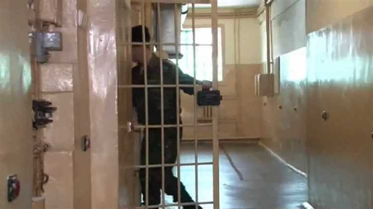 Наиболее часто под «касаткой» подразумевают undefinedавтозак</em> – специализированный транспорт, используемый для этапирования заключённых между СИЗО, колониями и судами. Характерной особенностью касаток является их внешний вид: металлический фургон с минимумом света и вентиляции, разделённый на тесные отсеки. В обиходе заключённые нередко используют слово с оттенком иронии или сарказма, подчёркивая тем самым невыносимые условия перевозки.»></p>
<p>В другом контексте «касатками» могут называться <em>заключённые женского пола</em>, особенно в неформальной речи. Это значение характерно для определённых регионов, где жаргон подвержен местной адаптации. Распространённость этого употребления требует осторожности при интерпретации: без знания контекста возможны ошибки в понимании.</p>
<p>Для правильной оценки термина рекомендуется учитывать не только внутреннюю лексику, но и текущую оперативную обстановку в конкретной ИК или СИЗО. Сотрудники уголовно-исполнительной системы обязаны знать жаргонные обозначения, чтобы своевременно выявлять признаки подготовки побегов, конфликтов или иных нарушений режима. Неверная трактовка может повлиять на безопасность учреждения.</p>
<h2>Что означает слово «касатка» в контексте тюремного жаргона</h2>
<p><img decoding=