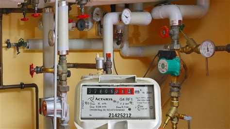 undefinedS<sub>общ</sub></strong> – суммарная отапливаемая площадь всех квартир в доме (в м²);»></p>
<p><strong>Доля площади квартиры</strong> – площадь конкретной квартиры (в м²).</p>
<p>Если в доме установлены индивидуальные приборы учёта (ИПУ), то расчёт ведётся отдельно: сумма по ИПУ добавляется к распределяемой доле ОДПУ, приходящейся на общедомовые нужды (теплопотери подъездов, подвалов и прочих неотапливаемых помещений). В этом случае жильцы оплачивают индивидуальное потребление и часть общего расхода пропорционально площади.</p>
<p>При отсутствии ИПУ вся сумма по ОДПУ распределяется между квартирами исключительно на основании площади. Показания корректируются при наличии временного отсутствия жильцов, если оно было официально подтверждено.</p>
<p>Важно сверять начисления с реальными показаниями, доступными в копии акта съёма данных с ОДПУ, чтобы исключить ошибки расчёта. При выявлении расхождений следует подать письменное заявление в управляющую организацию с требованием перерасчёта.</p>
<h2>От чего зависит объём тепла, зафиксированный общедомовым счётчиком</h2>
<p><img decoding=