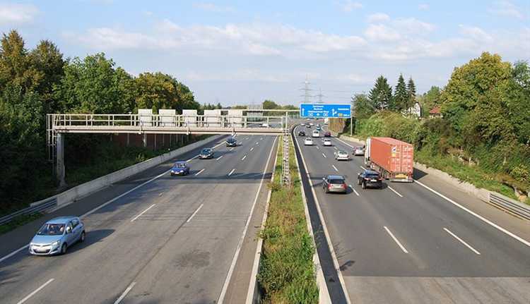 Что такое разделительная полоса на дороге