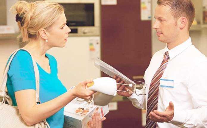 Обязательным является заявление о возврате товара. В нем нужно указать причины возврата, описание недостатков, дату приобретения товара, а также требуемое решение: возврат денег, обмен или ремонт товара. Заявление должно быть подписано покупателем и при необходимости – заверено сотрудником магазина.