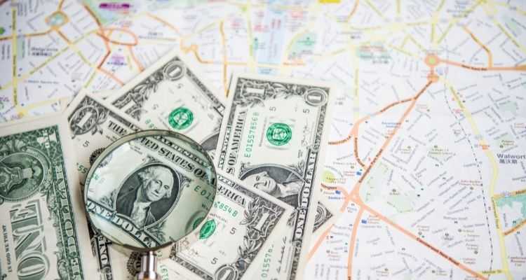 Как меняется валютный статус при длительном пребывании за границей