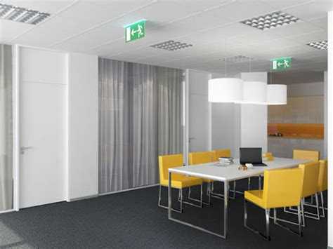 Чем должны отличаться светильники аварийного освещения от светильников рабочего освещения