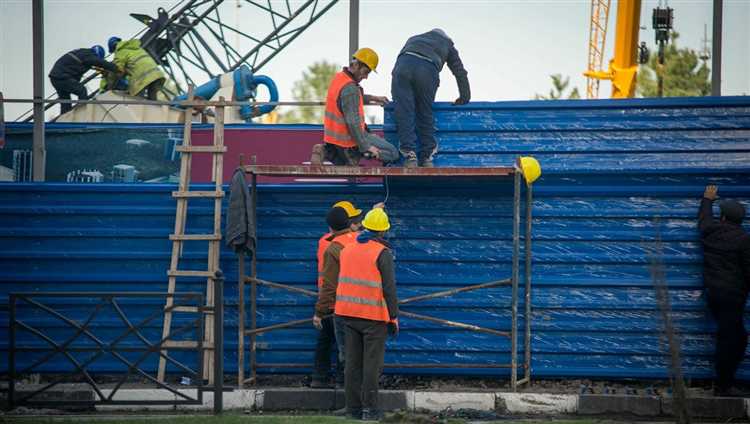 Какие ограничения действуют для служащих по сравнению с работниками