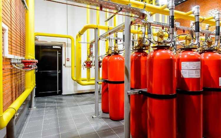 Автоматические установки сдерживания пожара предназначены для локализации возгорания в начальной стадии и предотвращения его распространения. undefinedТакие системы</strong> включают датчики обнаружения огня или дыма, модули пуска, трубопроводы, резервуары с огнетушащим веществом и управляющие устройства, обеспечивающие синхронную работу всех компонентов.»></p>
<p>К признакам автоматических установок относится автономное срабатывание, наличие резервного питания, возможность интеграции с системами оповещения и эвакуации, а также дистанционное управление. <em>При проектировании</em> учитываются категория пожарной опасности, свойства огнетушащего вещества, архитектура здания и условия эксплуатации для обеспечения максимальной эффективности и надежности установки.</p>
<p><img decoding=