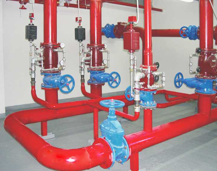 К признакам автоматических установок относится автономное срабатывание, наличие резервного питания, возможность интеграции с системами оповещения и эвакуации, а также дистанционное управление. undefinedПри проектировании</em> учитываются категория пожарной опасности, свойства огнетушащего вещества, архитектура здания и условия эксплуатации для обеспечения максимальной эффективности и надежности установки.»></p>
<h2>Вопрос-ответ:</h2>
<h4>Какие признаки указывают на срабатывание автоматической установки сдерживания пожара?</h4>
<p>Признаками срабатывания являются подача огнетушащего вещества через оросители, включение световой и звуковой сигнализации, изменение давления в системе и поступление сигнала от блока управления. Эти признаки позволяют определить, что установка привела в действие процесс тушения.</p>
<h4>Какие датчики используются в автоматических установках сдерживания пожара и как они работают?</h4>
<p>Применяются тепловые, дымовые и датчики пламени. Тепловые фиксируют повышение температуры выше заданного уровня. Дымовые реагируют на появление дыма в воздухе. Датчики пламени обнаруживают инфракрасное или ультрафиолетовое излучение открытого огня. Сигнал от датчиков поступает в блок управления для запуска системы тушения.</p>
<h4>Чем различаются спринклерные и дренчерные установки по устройству?</h4>
<p>Спринклерные установки имеют оросители с тепловыми замками, которые открываются при нагреве в зоне пожара, подавая огнетушащее вещество локально. В дренчерных установках оросители открыты постоянно, и вещество подаётся сразу по всей защищаемой площади при активации системы. Эти различия определяют назначение установок.</p>
<h4>Где установка автоматических систем сдерживания пожара обязательна?</h4>
<p>Такие системы обязательны в подземных паркингах, складах с горючими материалами, производственных цехах с пожароопасными процессами, архивных и серверных помещениях, а также в зданиях с массовым пребыванием людей. Эти требования закреплены в строительных и противопожарных нормах.</p>
<h4>Как проводится техническое обслуживание автоматических установок сдерживания пожара?</h4>
<p>Обслуживание включает визуальный осмотр оборудования, проверку работы датчиков и пусковых устройств, контроль состояния трубопроводов и арматуры, измерение давления и уровня огнетушащего вещества. Периодически проводятся пробные пуски без подачи вещества. Все результаты фиксируются в журнале обслуживания.</p>
<!-- CONTENT END 1 -->
							</div>
						</article>

						<div class=