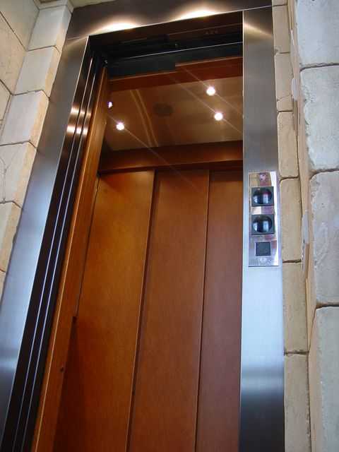 Через сколько лет меняют лифты в жилых домах