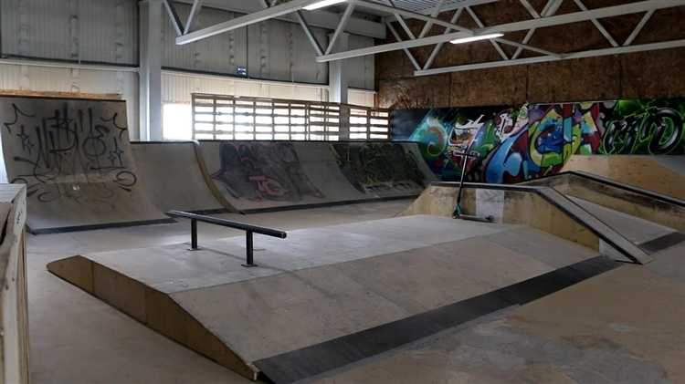 Платформа самоката под двойной нагрузкой демонстрирует повышенный износ материала, что приводит к потере жесткости и увеличению риска перелома. При резких поворотах или прыжках вероятность критической поломки возрастает в 4 раза из-за перераспределения сил и динамических ударных нагрузок.