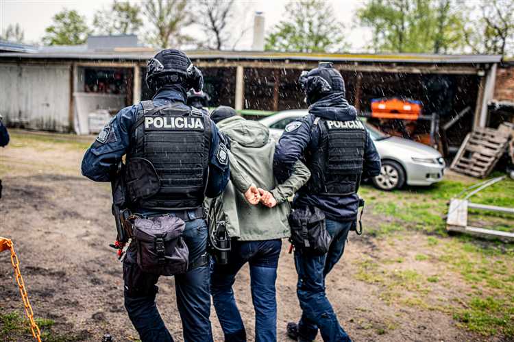 Как квалифицируется физическое воздействие на сотрудника полиции