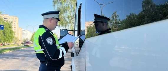Действия водителя сразу после сигнала об остановке