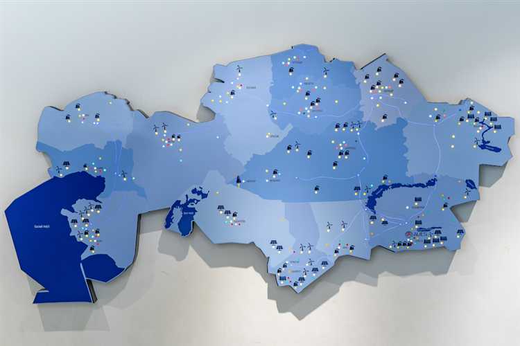 undefinedПредприниматели</strong> обязаны использовать кассовую технику с обновлённым форматом фискальных данных – ФФД 1.2. За нарушения предусмотрены штрафы до 30 000 рублей. Одновременно расширена возможность для самозанятых: теперь они вправе предоставлять услуги через маркетплейсы без регистрации ИП, при условии уплаты налога на профессиональный доход.»></p>
<p><strong>В социальной сфере</strong> изменены правила предоставления выплат семьям с детьми: заявления рассматриваются исключительно в электронном виде, а срок принятия решения сокращён до 10 рабочих дней. Также автоматизирован процесс назначения пособий по инвалидности – сведения поступают напрямую из медорганизаций.</p>
<p>Каждое из изменений предполагает конкретные действия со стороны граждан и организаций. Ознакомление с новыми нормами и их соблюдение позволит избежать штрафов и правовых споров.</p>
<h2>Новые правила приема в колледжи и техникумы для выпускников 9-х классов</h2>
<p><img decoding=