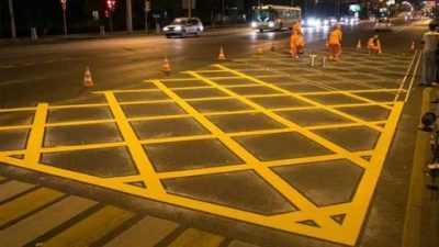 Что означает желтая разметка на перекрестке в виде сетки Что означает желтая разметка на перекрестке в виде сетки