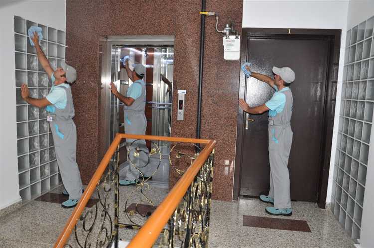 Мытьё лестничных маршей и площадок