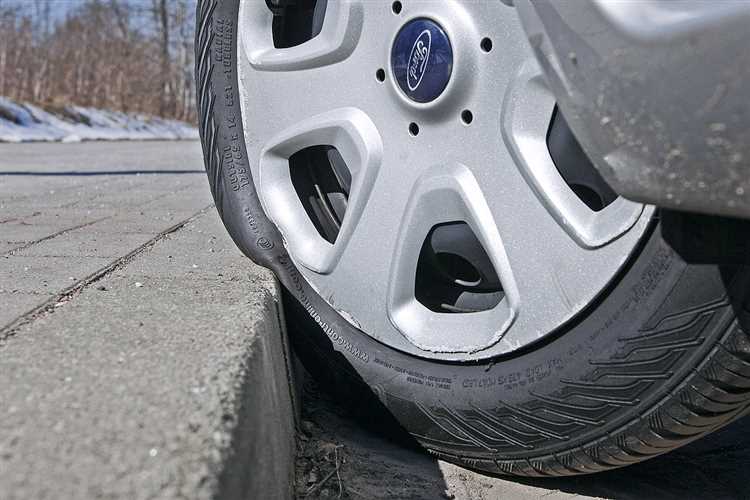 Если пробил колесо из за ямы на дороге что делать Если пробил колесо из за ямы на дороге что делать