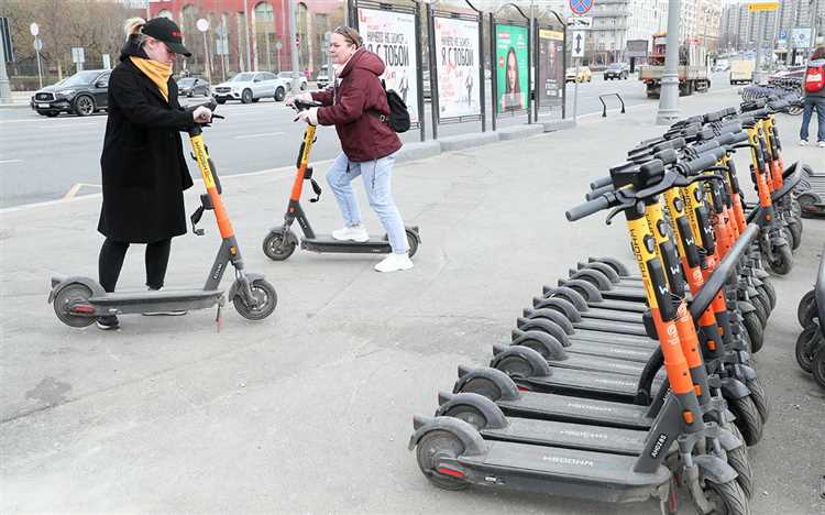 undefinedПарки и скверы</strong> могут быть разрешёнными или запрещёнными зонами в зависимости от муниципальных правил. Во многих городах установлены специальные знаки или электронные геозоны, регулирующие передвижение на СИМ. Например, в Москве такие зоны отслеживаются прокатными сервисами автоматически: при въезде в «запретную» зону устройство снижает скорость или блокируется.»></p>
<p>Также <em>запрещено</em> передвигаться на электросамокатах по пешеходным переходам, лестницам, эскалаторам, в подземных переходах (если отсутствует разметка), а также по территориям, обозначенным знаком «Пешеходная зона» без дополнительного указания допуска СИМ. Нарушения могут повлечь административную ответственность.</p>
<h2>Можно ли ездить по тротуарам и какие есть ограничения</h2>
<p><img decoding=