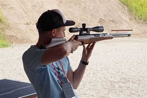 Члены стрелковых клубов могут участвовать в спортивных соревнованиях, проходить обучение по различным дисциплинам и получать допуск к использованию более мощного пневматического и огнестрельного оружия. Клубы часто аккредитованы в ДОСААФ, Федерации практической стрельбы или других спортивных организациях, что даёт им дополнительные юридические основания для функционирования.