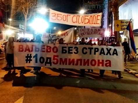 Как вести себя при приближении к шумной группе людей