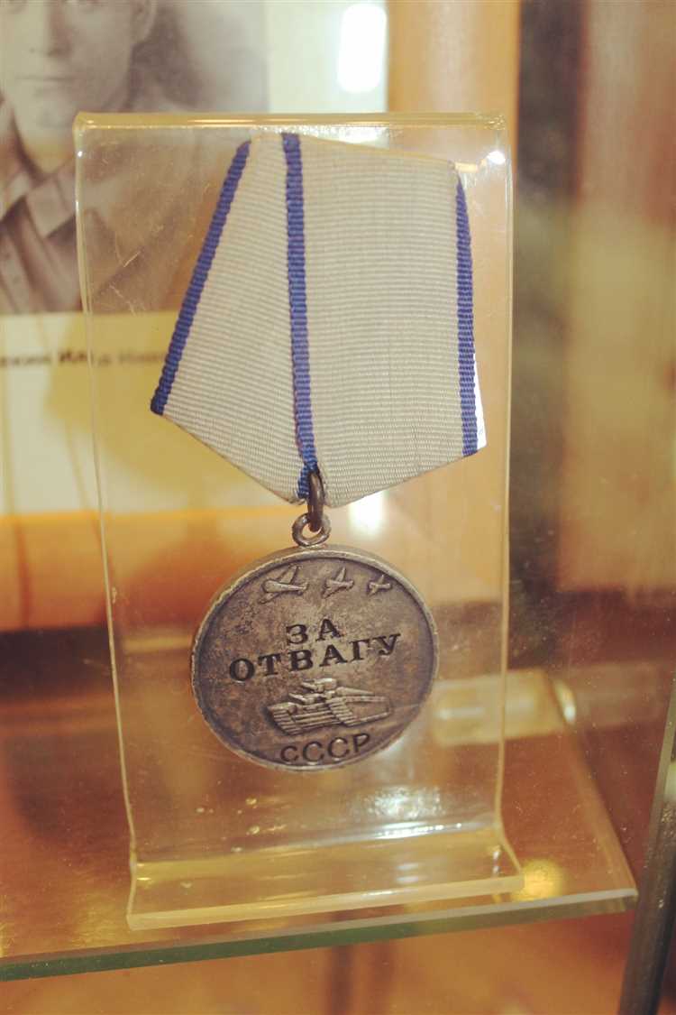 Какие надписи присутствуют на лицевой и оборотной сторонах медали