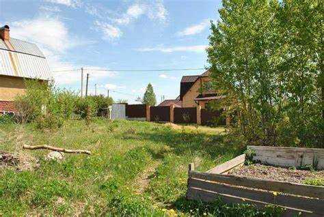 Заявление на регистрацию подается в территориальное отделение Росреестра лично, через многофункциональный центр (МФЦ) или в электронном виде на официальном портале Росреестра. При подаче электронного заявления требуется квалифицированная электронная подпись.