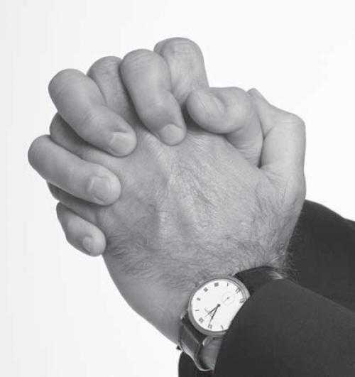 Скрещенные руки как сигнал защиты или закрытости