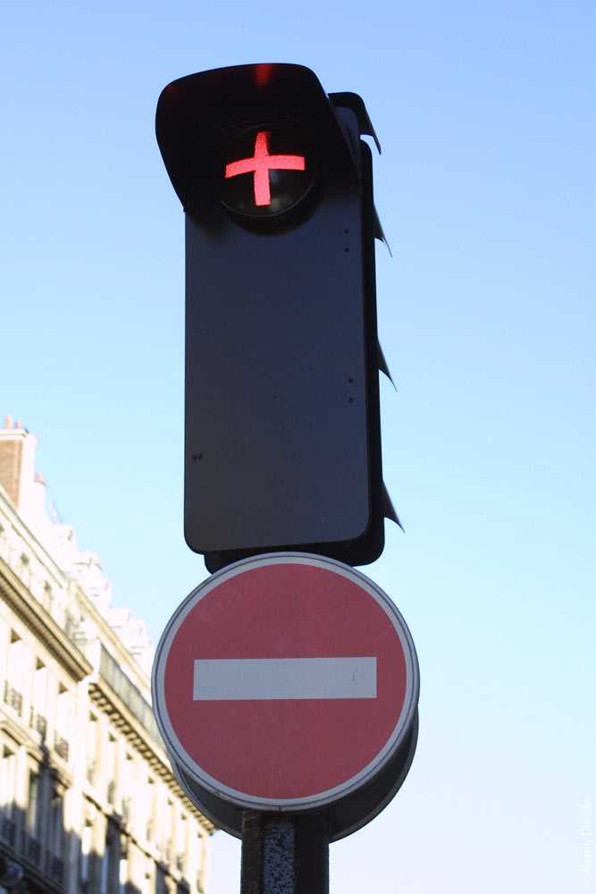 Правила дорожного движения, регулирующие использование треугольного светофора с белыми огнями