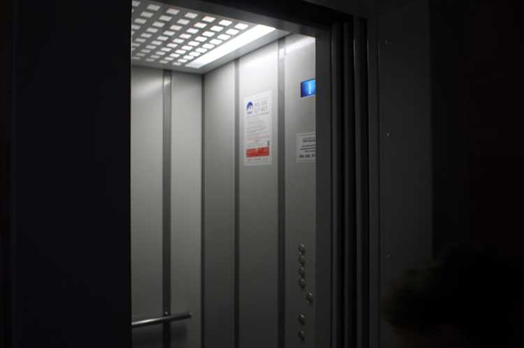 Чем отличаются вертикально раздвижные двери от классических конструкций