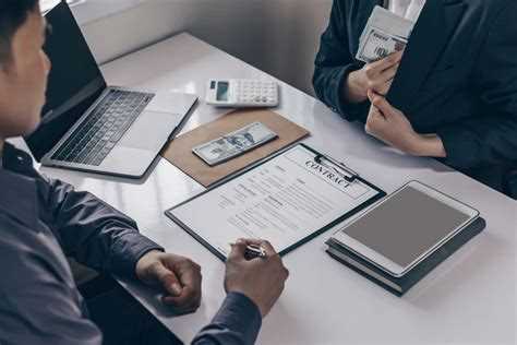 Когда работник получает право на долю: условия и сроки