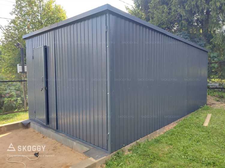 Для получения кадастрового номера и включения гаража в ЕГРН необходимо предварительно обеспечить соответствие объекта классификации капитального строения. Важным критерием является наличие фундамента, неподвижность сооружения и использование долговечных материалов. При несоблюдении этих условий возможен отказ в регистрации.