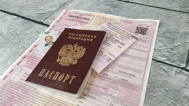 undefinedСрок вступления решения в силу</strong> составляет 10 календарных дней с даты вручения копии постановления суда. В течение этого времени постановление можно обжаловать в апелляционном порядке. Если жалоба подана – исполнение наказания приостанавливается до рассмотрения дела в вышестоящей инстанции. Если жалоба не подана – по истечении 10 дней решение вступает в силу автоматически.»></p>
<p><em>До вступления в силу решения</em> лицо формально сохраняет право управления, но риск велик: инспектор может аннулировать действие прав, сославшись на отсутствие регистрации жалобы и формальный подход к исполнению постановления. Поэтому рекомендуется не садиться за руль с момента получения постановления.</p>
<p><strong>После вступления решения в законную силу</strong> наступает обязанность сдать водительское удостоверение в течение трёх рабочих дней. Сдача прав фиксирует начало течения срока лишения. Управление транспортным средством в этот период квалифицируется по статье 12.7 КоАП РФ и влечёт наложение штрафа или арест до 15 суток.</p>
<p>Оптимальное решение – добровольно сдать права сразу после получения постановления и временно воздержаться от управления ТС до окончания срока лишения. Это исключает риски ужесточения санкций и возможной уголовной ответственности при повторных нарушениях.</p>
<h2>Какие документы подтверждают начало срока лишения прав</h2>
<p><img decoding=