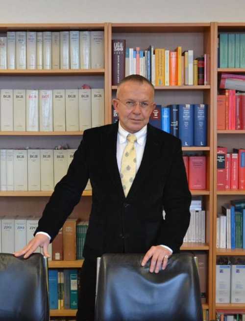 Средняя заработная плата юриста в Германии в 2025 году