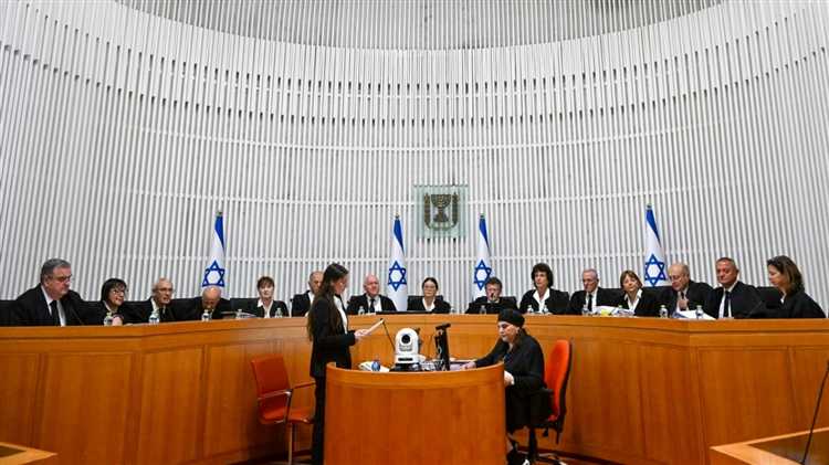 Сколько человек работает в секретариате и пресс-службе