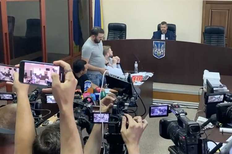 Что говорить при входе в зал заседания и перед началом слушания