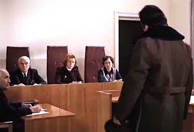 Как правильно называть судью при обращении в зале суда