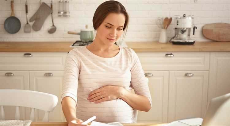 Как оформить декретный отпуск на бабушку если она работает