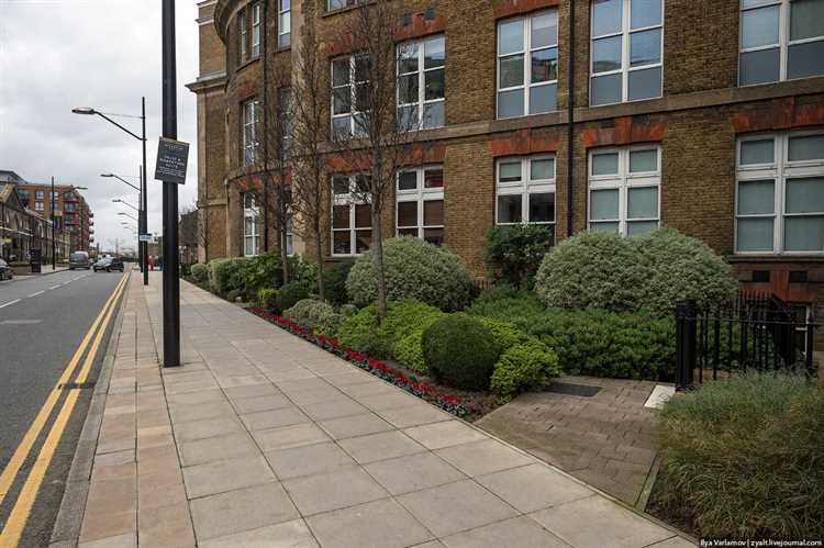 Чем отличаются требования к освещению тротуаров и дворов