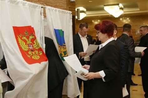 undefined2. Оценка соответствия требованиям.</strong> Проводится анализ соответствия кандидата критериям членства в палате: возраст, опыт общественной деятельности, отсутствие конфликтов интересов и наличие рекомендаций. Кандидаты, не прошедшие данный этап, исключаются без дальнейшего рассмотрения.»></p>
<p><strong>3. Проведение собеседования или интервью.</strong> На данном этапе члены комиссии оценивают мотивацию кандидата, знания о целях и задачах палаты, а также способность к конструктивному взаимодействию с другими участниками.</p>
<p><strong>4. Формирование предварительного списка кандидатов.</strong> На основе результатов проверки документов и собеседования формируется список кандидатов, рекомендованных к утверждению. В список могут быть включены только те претенденты, которые соответствуют всем установленным требованиям.</p>
<p><strong>5. Голосование членов комиссии.</strong> Итоговое утверждение кандидатов происходит путем открытого или тайного голосования. Решение принимается большинством голосов. Результаты фиксируются протоколом, который подписывается всеми членами комиссии.</p>
<p><strong>6. Официальное опубликование списка утвержденных кандидатов.</strong> После голосования утвержденный список публикуется на официальном ресурсе общественной палаты или в другом публичном источнике, с указанием сроков вступления в полномочия.</p>
<p>Рекомендуется соблюдать все сроки и готовить документы с максимальной точностью, чтобы избежать задержек и ошибок на каждом из этапов утверждения.</p>
<h2>Вопрос-ответ:</h2>
<h4>Какие конкретные требования предъявляются к кандидатам для вступления в общественную палату?</h4>
<p>Для подачи кандидатуры требуется иметь активную гражданскую позицию и опыт участия в общественной деятельности. Кандидат должен соответствовать возрастным ограничениям, не иметь судимостей и быть готовым регулярно участвовать в работе палаты. Дополнительно важен опыт взаимодействия с государственными или муниципальными структурами, а также способность аргументированно отстаивать интересы общества.</p>
<h4>Как происходит процедура подачи заявления на участие в конкурсе для общественной палаты?</h4>
<p>Заявление подается в установленный срок в письменном виде через официальный портал или лично в приемную соответствующего органа. К заявлению необходимо приложить комплект документов, включающий резюме, мотивационное письмо и подтверждающие опыт участия в общественной деятельности справки. После регистрации заявления проводится предварительный отбор, на основе которого кандидаты приглашаются на собеседование или публичную презентацию.</p>
<h4>Сколько времени занимает весь процесс рассмотрения кандидатуры и утверждения в общественную палату?</h4>
<p>Процесс обычно длится от одного до двух месяцев. Сначала происходит прием и регистрация документов, затем проводится отбор по формальным критериям. После этого назначаются интервью или обсуждения с кандидатами, которые могут занимать несколько недель. Итоговое решение утверждается на заседании комиссии, после чего кандидату направляют уведомление о результатах.</p>
<h4>Можно ли оспорить отказ в принятии в общественную палату и каким образом?</h4>
<p>Да, существует возможность обжаловать отказ. Для этого нужно подать письменное заявление с указанием причин несогласия и приложить документы, подтверждающие соответствие требованиям. Жалоба рассматривается на следующем заседании комиссии или уполномоченного органа. Если решение остается отрицательным, можно обратиться в вышестоящие инстанции или суд, руководствуясь нормами административного права.</p>
<!-- CONTENT END 1 -->
							</div>
						</article>

						<div class=