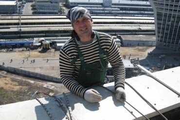 Как открыть дверь с помощью пластиковых карт