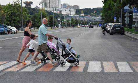 Как вести себя на нерегулируемом переходе с коляской