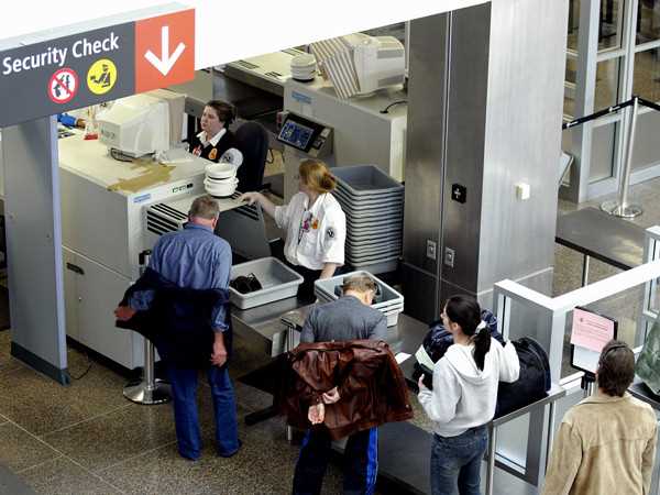 Осмотр двигателя и агрегатов на предмет утечек и повреждений