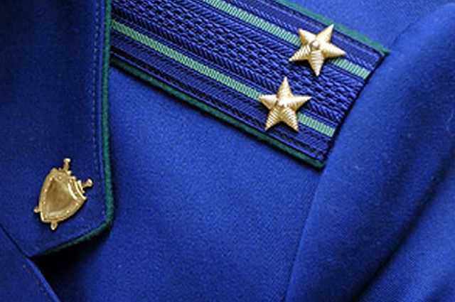 Прокуратура осуществляет важнейший надзор за соблюдением прав участников уголовного процесса. Эта функция охватывает защиту прав обвиняемых, потерпевших, свидетелей и других лиц, вовлечённых в процесс. Прокурор контролирует законность действий следственных органов, проверяя, чтобы меры процессуального принуждения, такие как арест или обыск, не нарушали конституционные права граждан.