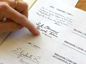 Нанесение следов влаги и пятен для имитации условий хранения