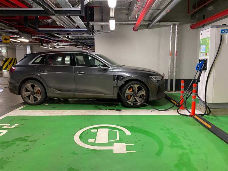 Прокладка кабеля от электрощита до места зарядки с соблюдением норм безопасности