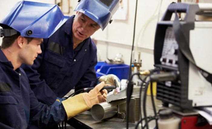 В каких случаях отказ от внеочередной аттестации может повлечь отстранение от работы