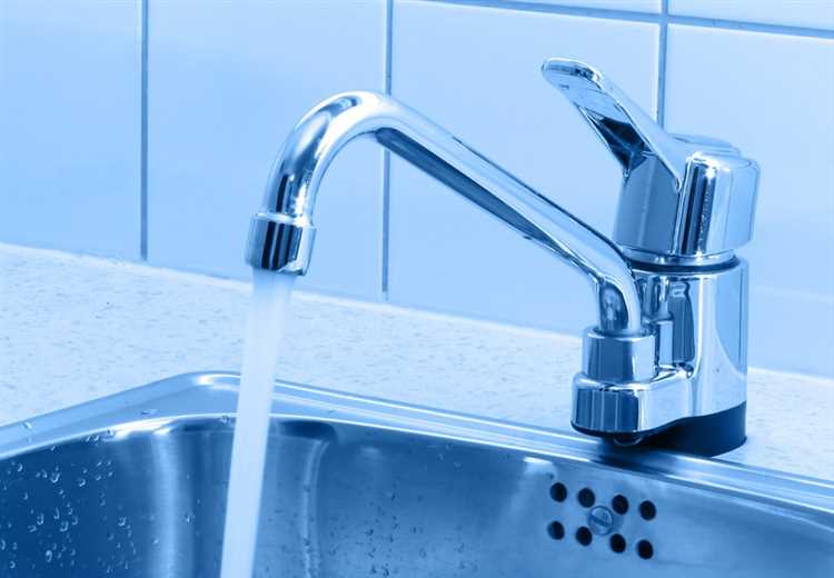 В какое время суток допускаются колебания температуры горячей воды